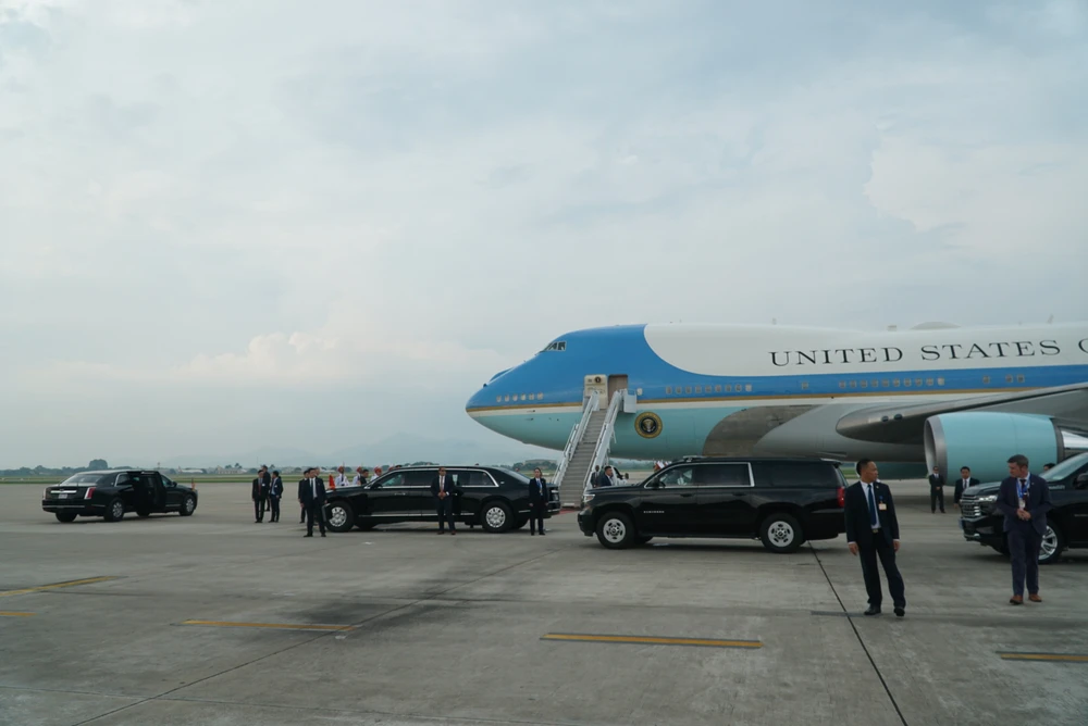 Chuyên cơ Không lực 1 đưa Tổng thống Mỹ Joe Biden hạ cánh xuống sân bay Nội Bài, chiều 10-9. Ảnh: PHI HÙNG