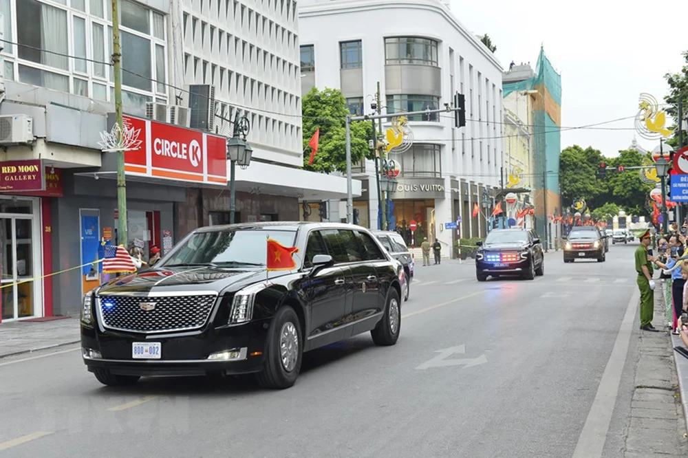 Đoàn xe chuyên chở Tổng thống Joe Biden trên phố Tràng Tiền. Ảnh: TTXVN Đoàn xe chuyên chở Tổng thống Joe Biden trên phố Tràng Tiền. Ảnh: TTXVN