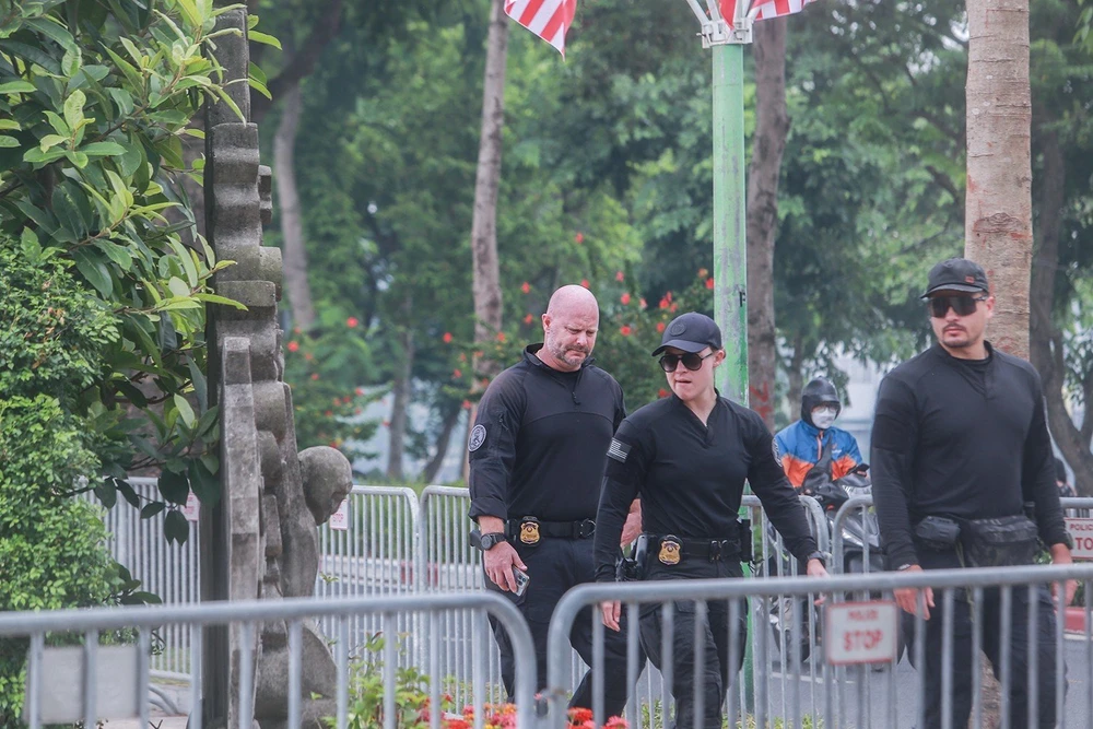 Để đảm bảo an ninh, ngay từ sáng sớm lực lượng chức năng đã đến khu vực đặt phù điêu cố thượng nghị sĩ John McCain để thực hiện nhiệm vụ. Ảnh: PHI HÙNG