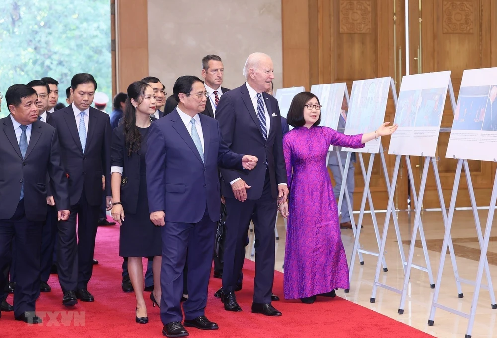Thủ tướng Phạm Minh Chính và Tổng thống Mỹ Joe Biden tham quan trưng bày một số hình ảnh tiêu biểu về quan hệ hợp tác Việt –Mỹ, do TTXVN thực hiện. Ảnh: TTXVN