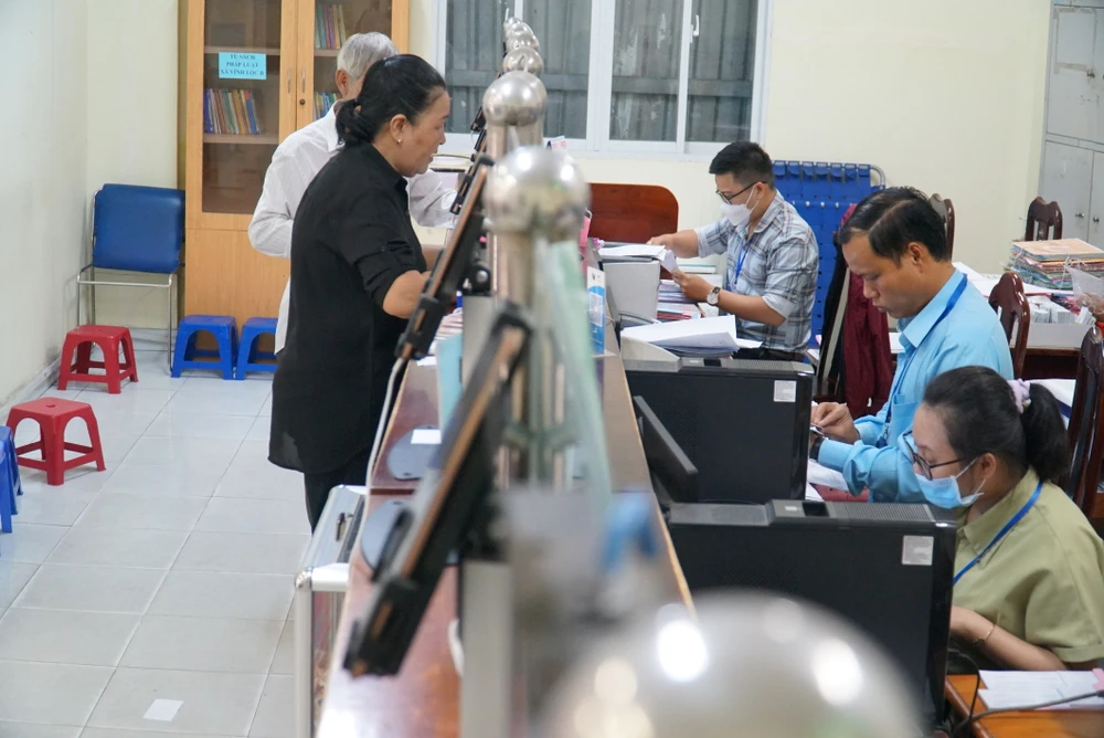 Nghiêm cấm cán bộ yêu cầu người dân cung cấp giấy tờ đã được số hóa-CAN-BO