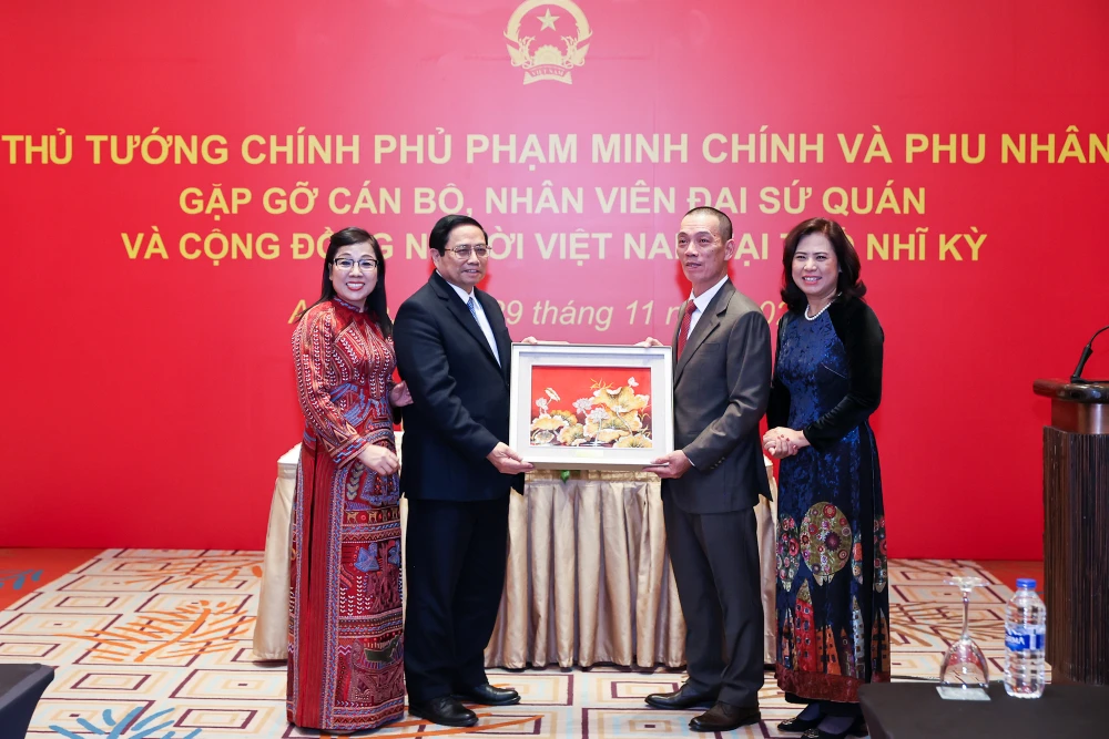 thu-tuong-pham-minh-chinh-gap-go-ba-con-kieu-bao-tho-nhi-ky-1.jpg