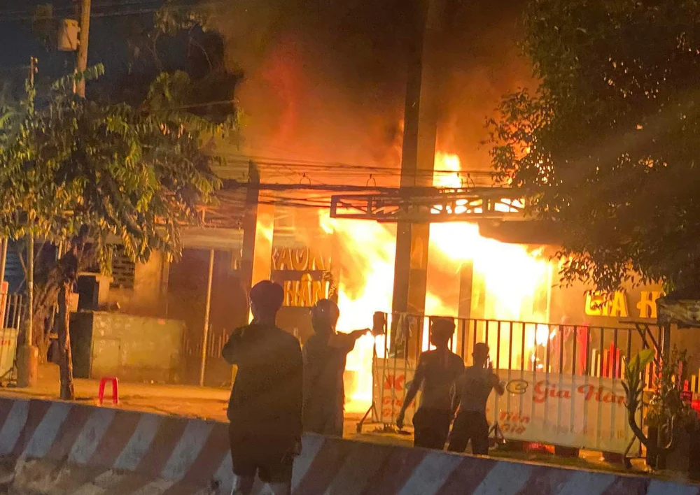 Cháy lớn tại quán karaoke đang tạm dừng hoạt động ở Bình Dương