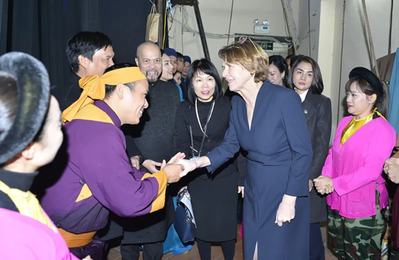 Phu nhân Chủ tịch nước Việt Nam và Phu nhân Tổng thống Đức thưởng thức múa rối nước