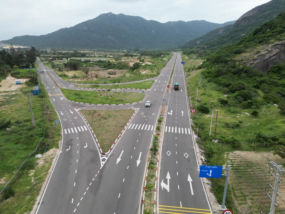 Đường ven biển tỉnh Bình Định. THANH THẮNG.jpg