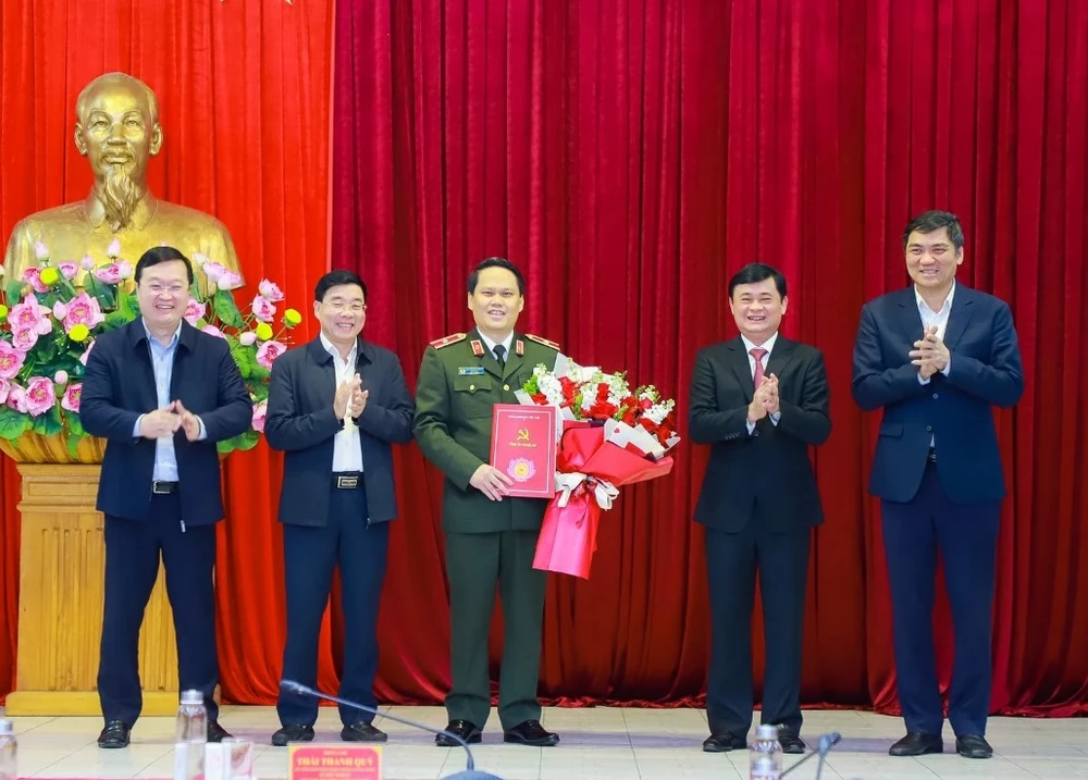 giam-doc-cong-an-tinh-nghe-an-duoc-thang-cap-bac-ham-thieu-tuong.jpeg