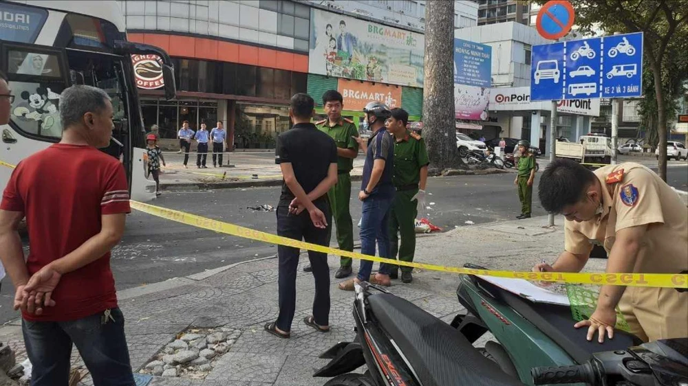 Tai nạn giữa ô tô khách và xe máy, đôi nam nữ tử vong