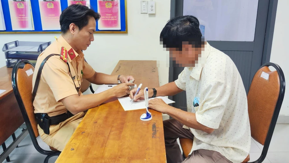 Xử lý tài xế xe buýt lấn làn, vượt ẩu ở TP.HCM