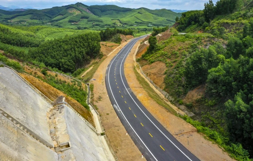 Thủ tướng chỉ đạo đầu tư sớm nhất các tuyến đường bộ cao tốc 2 làn xe