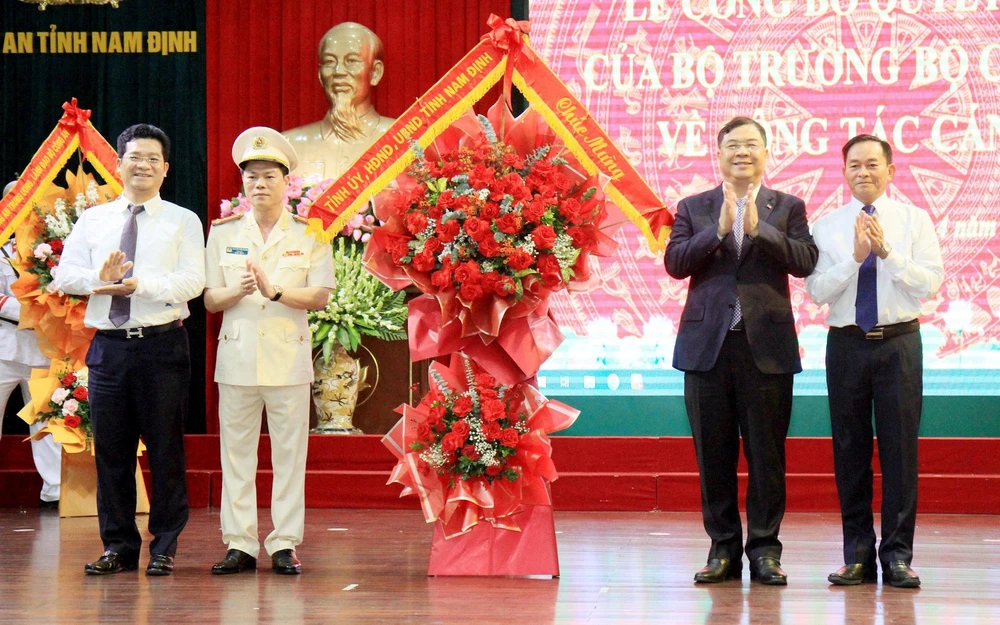 Công bố quyết định điều động, bổ nhiệm giám đốc Công an tỉnh Nam Định Nguyễn Hữu Mạnh