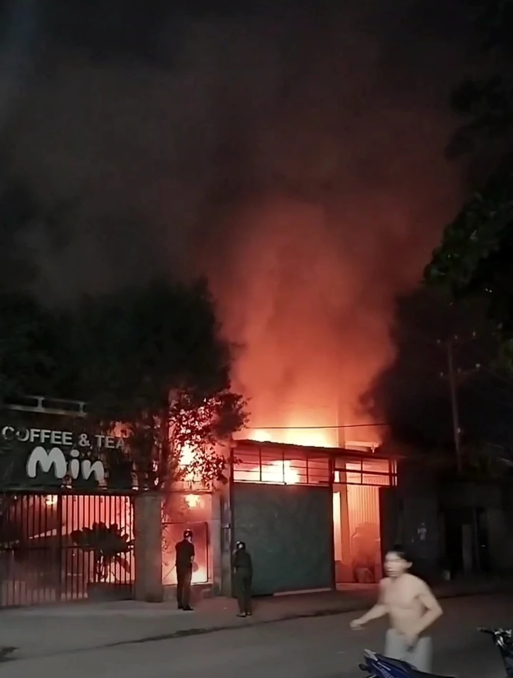 1 nhà xưởng ở Bình Dương bốc cháy ngùn ngụt trong đêm