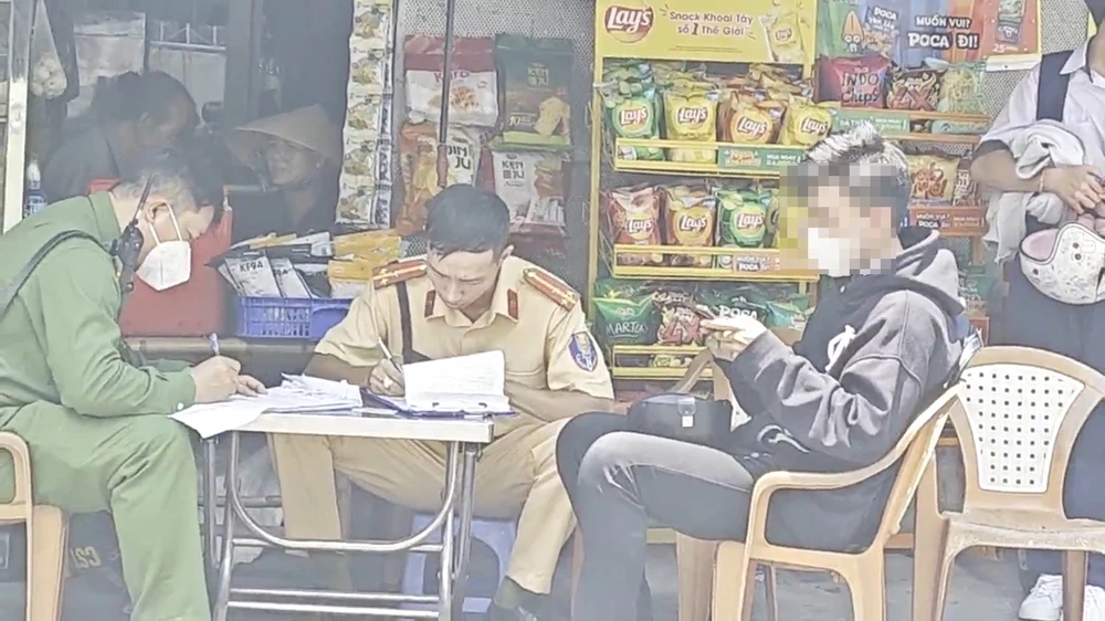 CSGT Bình Thạnh xử phạt hàng loạt học sinh vi phạm giao thông