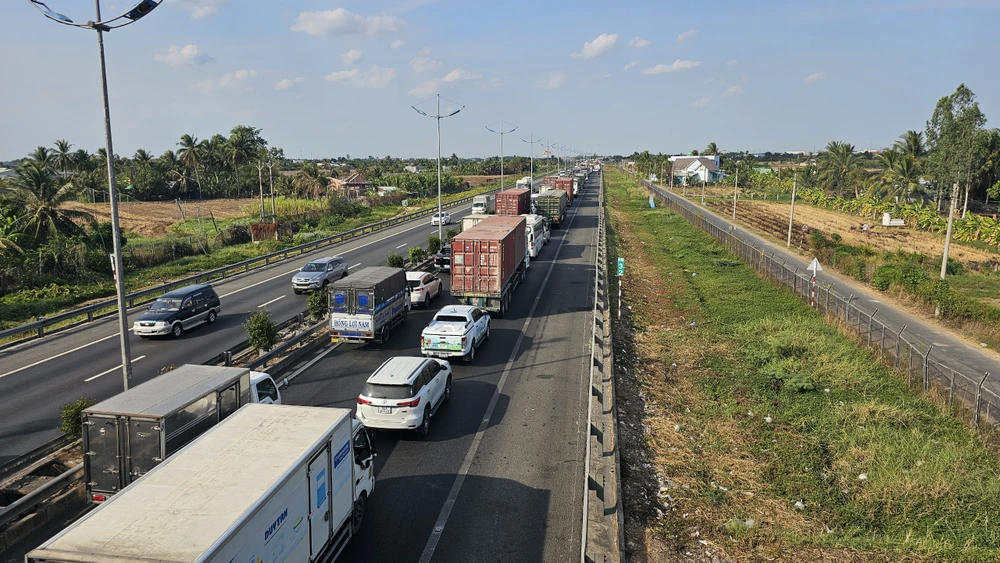 xe-khach-giuong-nam-chay-rui-tro-khung (1).jpg