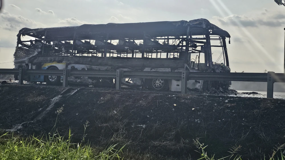 Xe khách giường nằm cháy rụi trơ khung