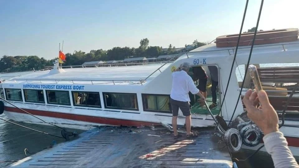 An Giang: Tàu chở 42 khách du lịch va chạm với phà trên sông Tiền