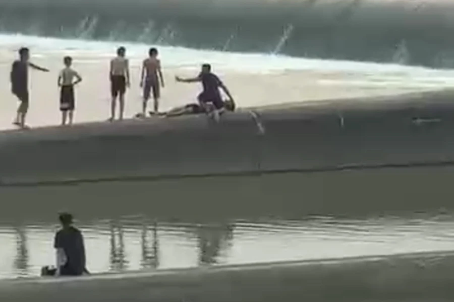 Cứu 1 thanh niên đi tắm giải nhiệt bị đuối nước