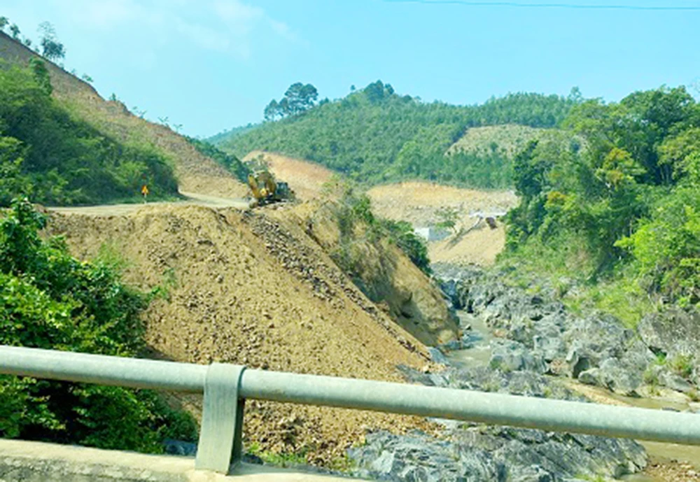 Công ty Cổ phần Quang Đức Kon Tum đổ 1.000 m3 đất đá xuống sông