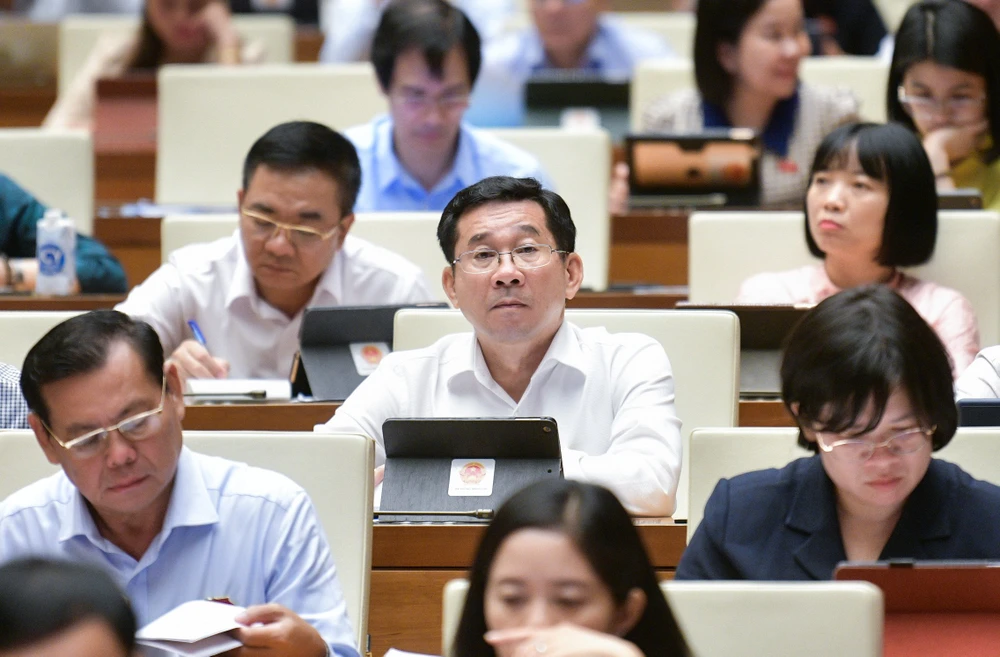 Các đại biểu Quốc hội tại phiên thảo luận về Dự thảo Luật Đường bộ