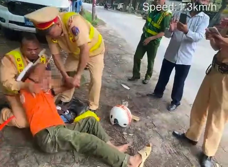 Người đàn ông ‘vung tay’ thẳng vào mặt cán bộ công an