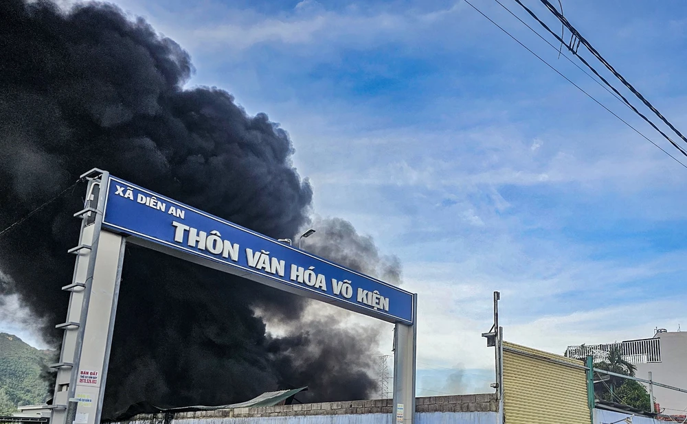 1 kho hàng hơn 400 m2 cháy rụi sau tiếng động lớn