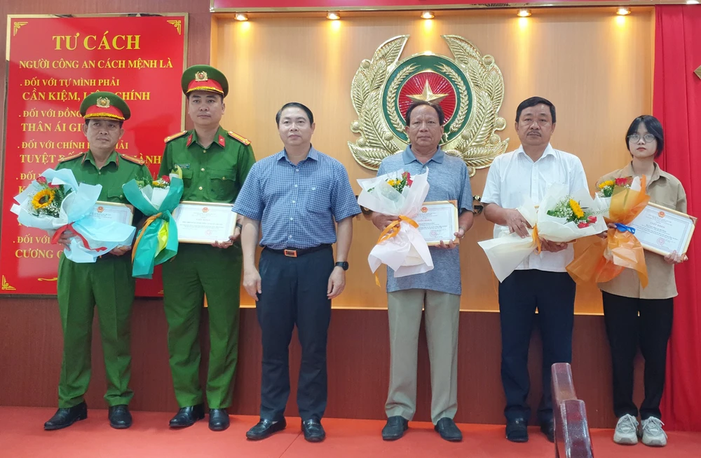 1 phụ nữ cùng hai người khác bắt cướp giật ở Gò Vấp được khen thưởng