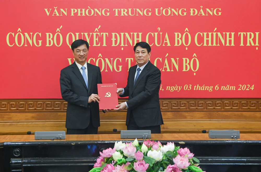 Đại tướng Lương Cường, Thường trực Ban Bí thư, trao quyết định của Bộ Chính trị cho Thượng tướng Nguyễn Duy Ngọc. Ảnh: TN