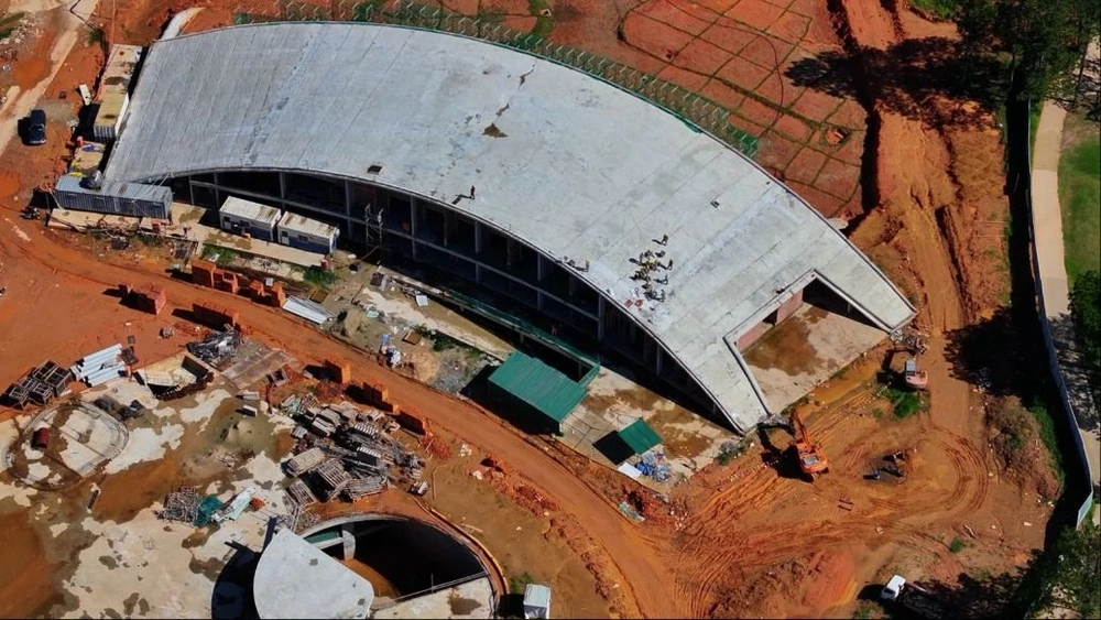 Bàn phương án tháo dỡ Tòa nhà CLB Golf trong Đồi Cù