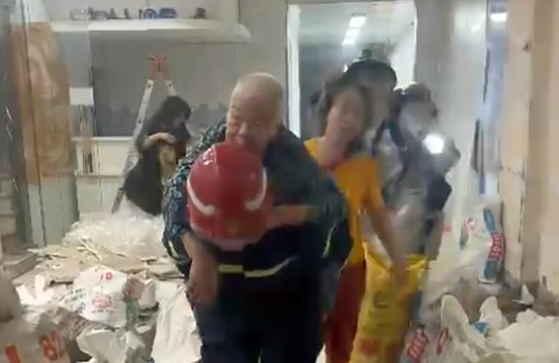 Bà cụ 92 tuổi được cứu thoát trong đám cháy tại cửa hàng đồ chơi lúc rạng sáng