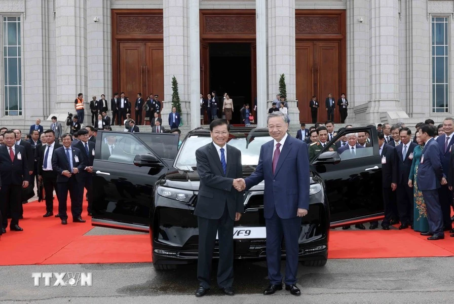Chủ tịch nước Tô Lâm lái xe điện VinFast chở lãnh đạo Lào