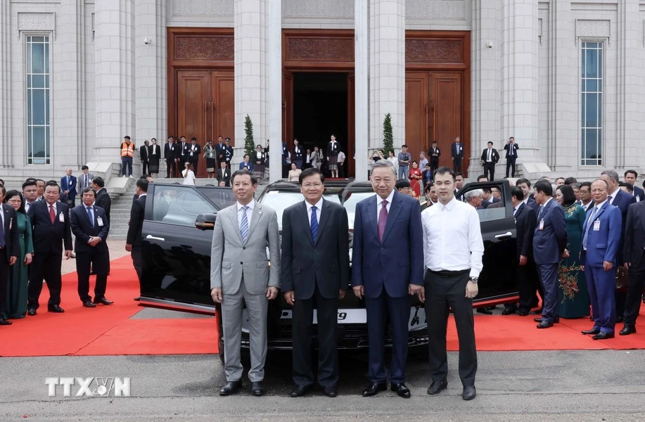 chu-tich-nuoc-to-lam-lai-xe-dien-vinfast-cho-lanh-dao-lao (4).jpg