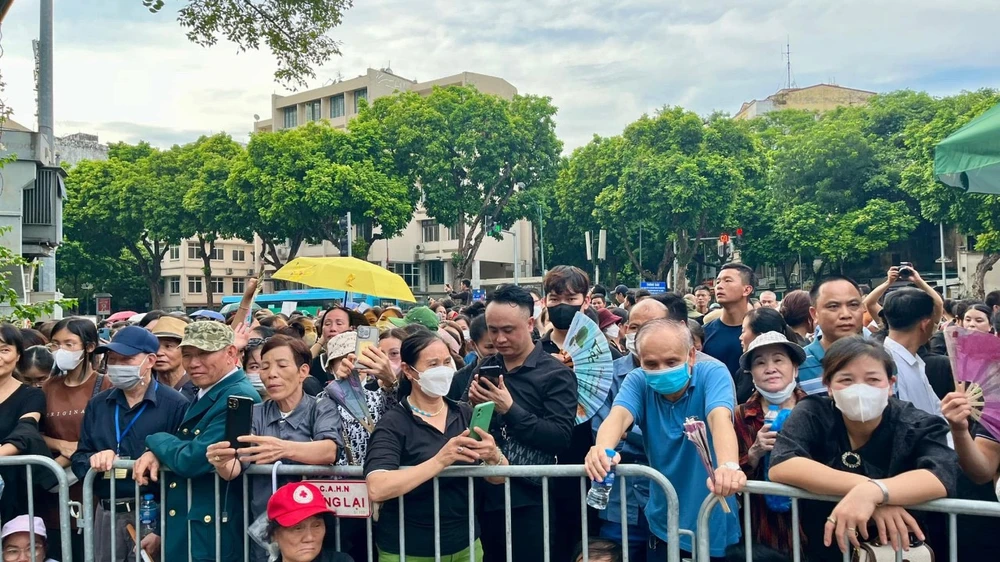 doan-nguoi-cho-vao-vieng (1).jpg