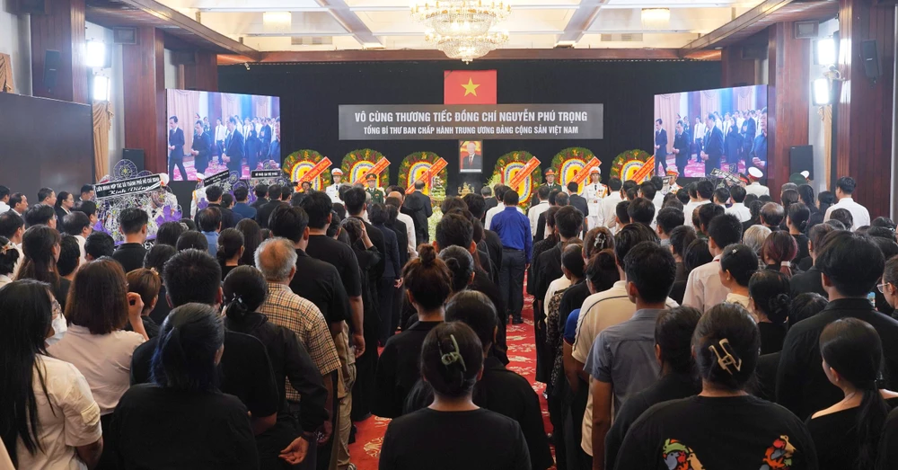 nguoi-dan-tp.hcm-vieng-tong-bi-thu (13).jpg