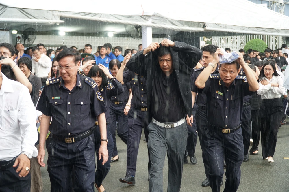 nguoi-dan-tp.hcm-vieng-tong-bi-thu (4).jpg