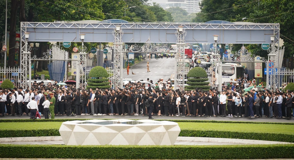 nguoi-dan-tp.hcm-vieng-tong-bi-thu (8).jpg