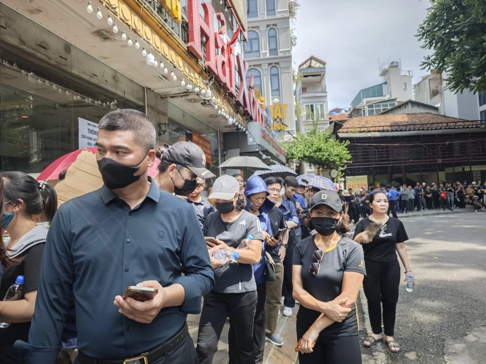 dong-nguoi-vao-vieng-tong-bi-thu (1).jpg