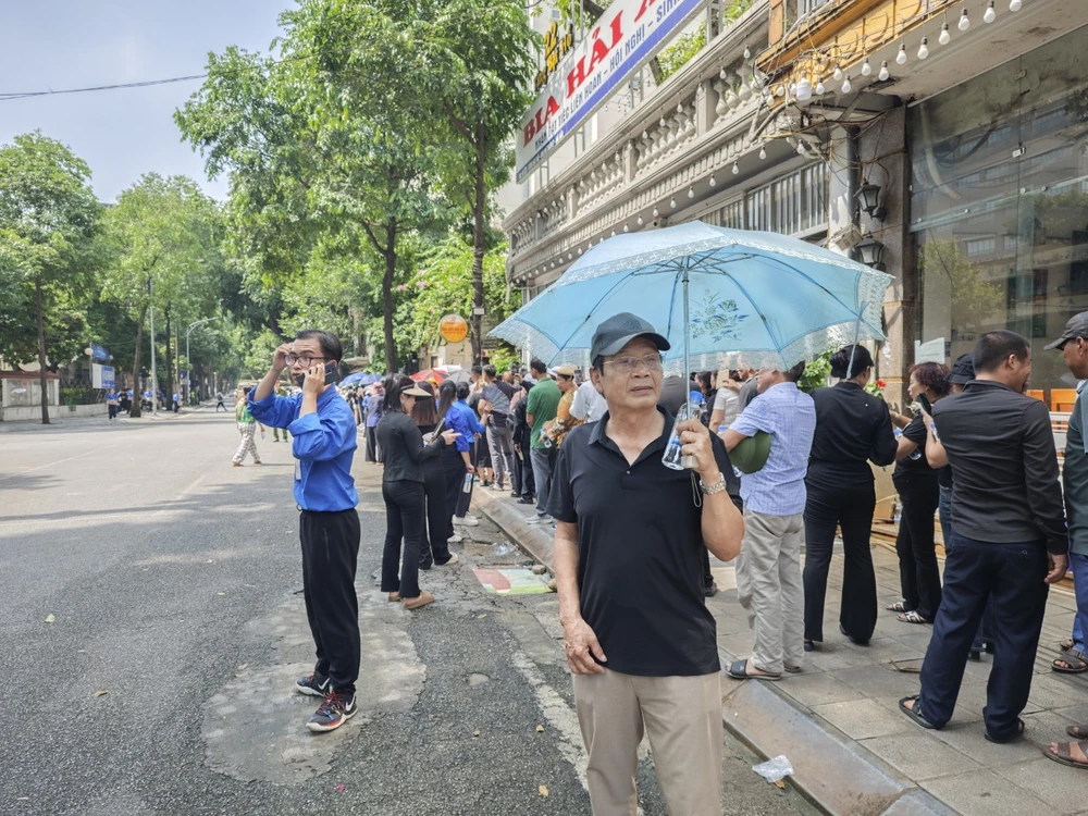 dong-nguoi-vao-vieng-tong-bi-thu (2).jpg