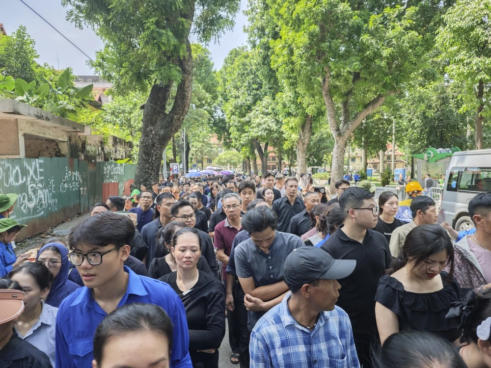 dong-nguoi-vao-vieng-tong-bi-thu (4).jpg