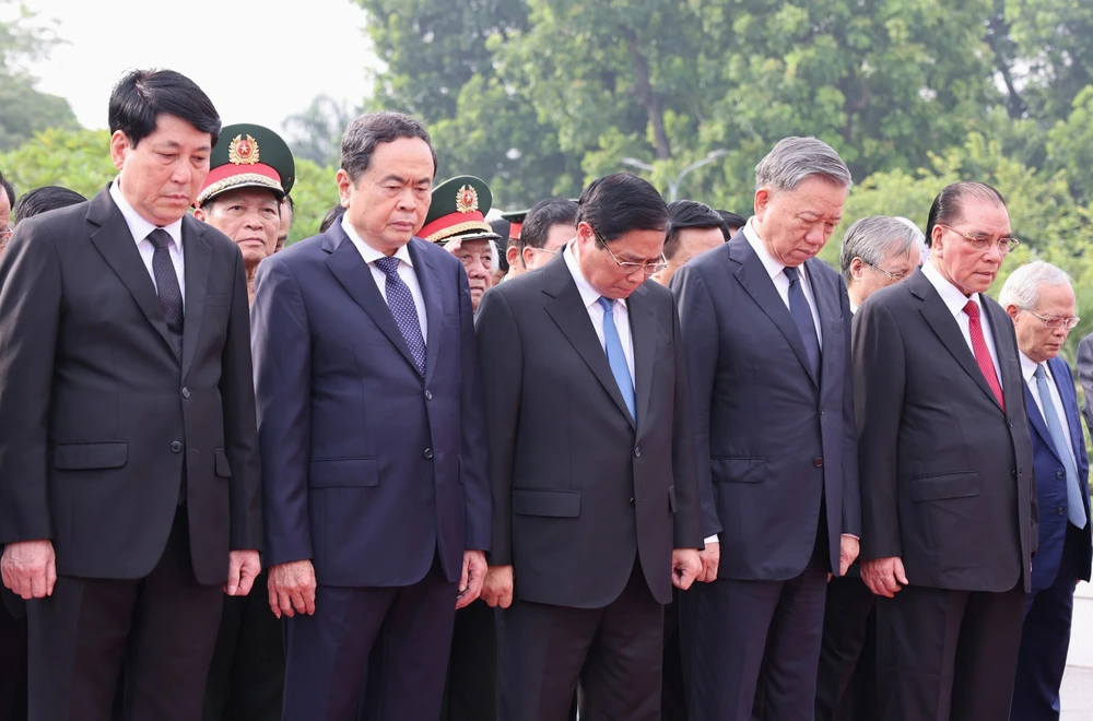 cac-lanh-dao-nguyen-lanh-dap-dang-nha-nuoc-tuong-niem-cac-anh-hung-liet-sy-va-vao-lang-vieng-bac-5.jpg