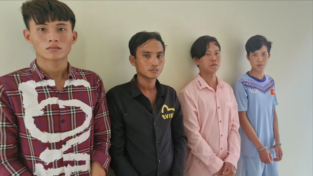 Đang chạy xe máy thì bị nhóm 5 người bắt cóc