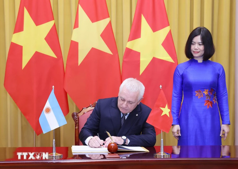 chum-anh-tong-bi-thu-chu-tich-nuoc-to-lam-tiep-dai-su-cac-nuoc-trinh-quoc-thu (1).jpg