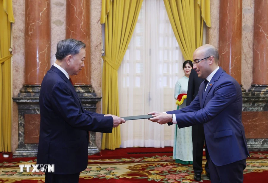 chum-anh-tong-bi-thu-chu-tich-nuoc-to-lam-tiep-dai-su-cac-nuoc-trinh-quoc-thu (2).jpg