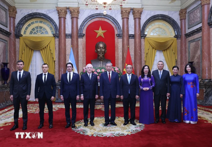 chum-anh-tong-bi-thu-chu-tich-nuoc-to-lam-tiep-dai-su-cac-nuoc-trinh-quoc-thu (5).jpg