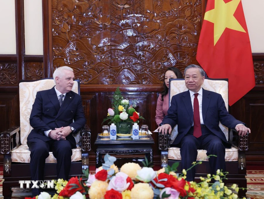 chum-anh-tong-bi-thu-chu-tich-nuoc-to-lam-tiep-dai-su-cac-nuoc-trinh-quoc-thu (6).jpg