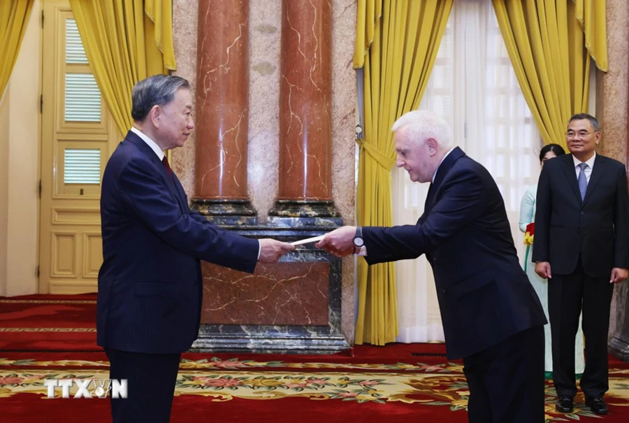 chum-anh-tong-bi-thu-chu-tich-nuoc-to-lam-tiep-dai-su-cac-nuoc-trinh-quoc-thu (8).jpg