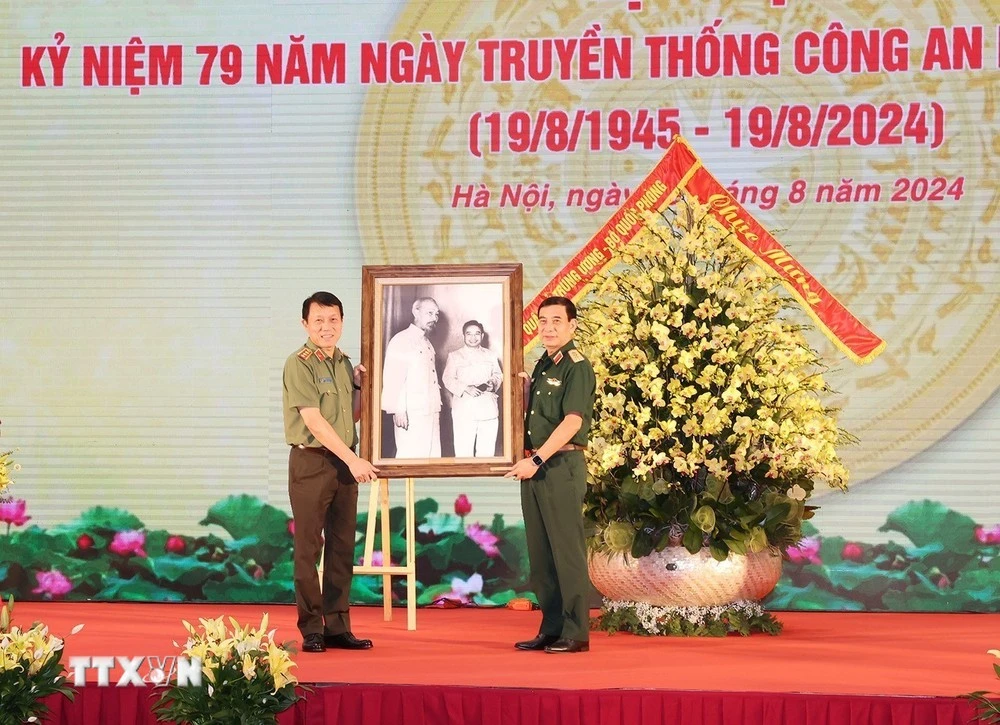 bo-truong-luong-tam-quang-quan-doi-va-cong-an-nhu-hai-canh-cua-mot-con-chim-1.jpg