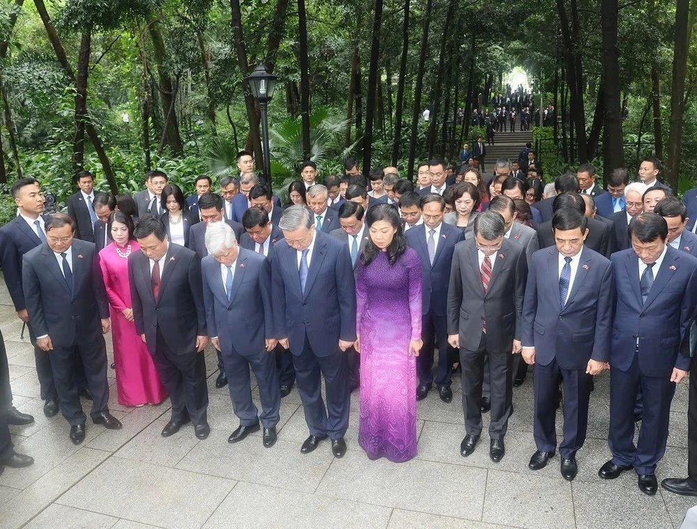 1-tong-bi-thu-chu-tich-nuoc-to-lam-va-phu-nhan-dang-hoa-tai-mo-liet-si-pham-hong-thai-tham-di-tich-tru-so-hoi-viet-nam-cach-mang-thanh-nien-20240818110554.jpg