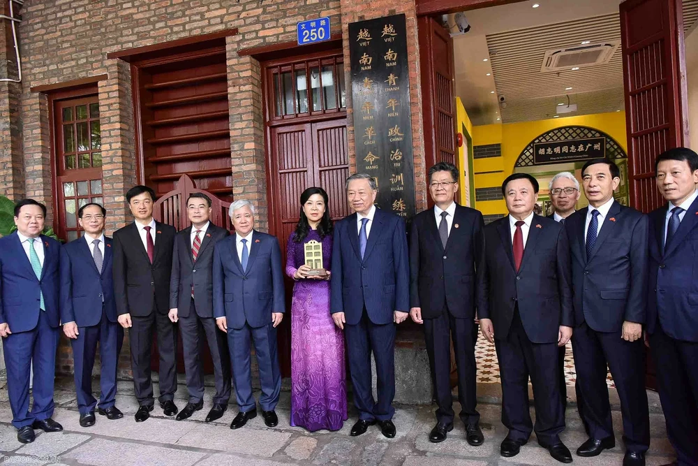 6-phu-nhan-ngo-phuong-ly-du-tiec-tra-do-phu-nhan-banh-le-vien-chu-tri-baoquocte copy.png