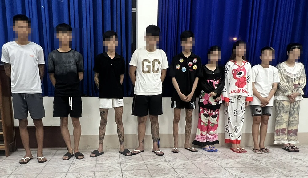 Nghi bạn gái bị nhìn đểu, nhóm thanh niên mang hung khí đi đánh người