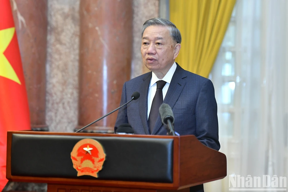 tong-bi-thu-chu-tich-nuoc-se-nghien-cuu-doi-moi-chinh-sach-tien-luong-de-can-bo-vien-chuc-yen-tam-cong-hien (2).jpg