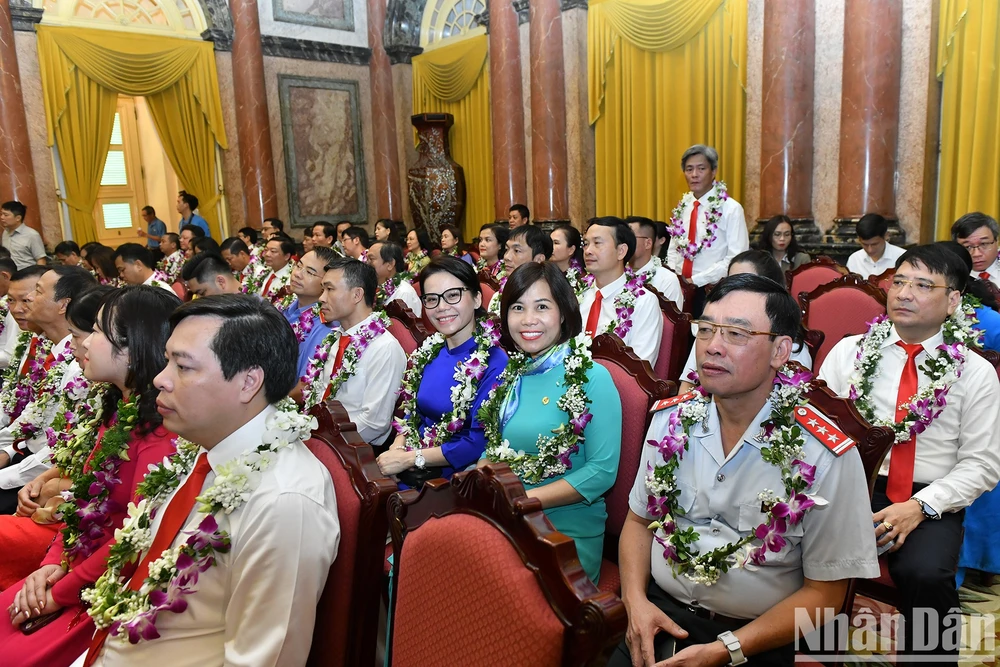 tong-bi-thu-chu-tich-nuoc-se-nghien-cuu-doi-moi-chinh-sach-tien-luong-de-can-bo-vien-chuc-yen-tam-cong-hien (3).jpg